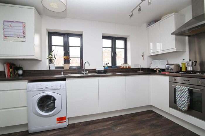 2 Bedroom Flat To Rent In Belmont Way, Tiverton, EX16