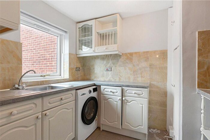 2 Bedroom Flat To Rent In Leigh Court, High View Road, London, SE19