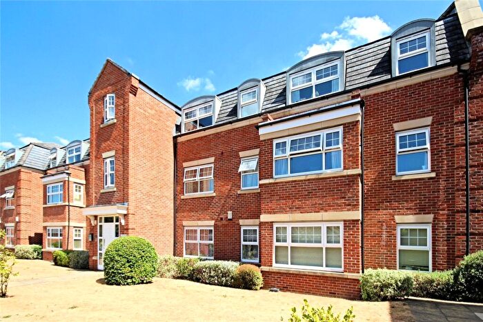 2 Bedroom Flat For Sale In Kings Road, Woking, Surrey, GU21