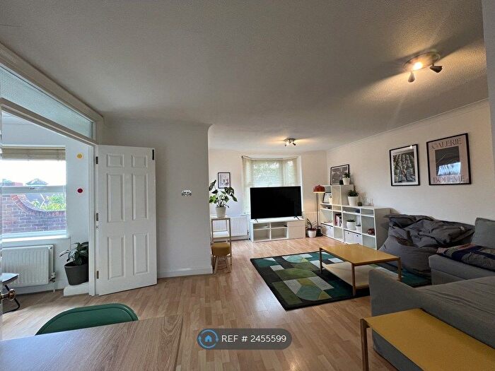 2 Bedroom Flat To Rent In Robin Crescent, London, E6