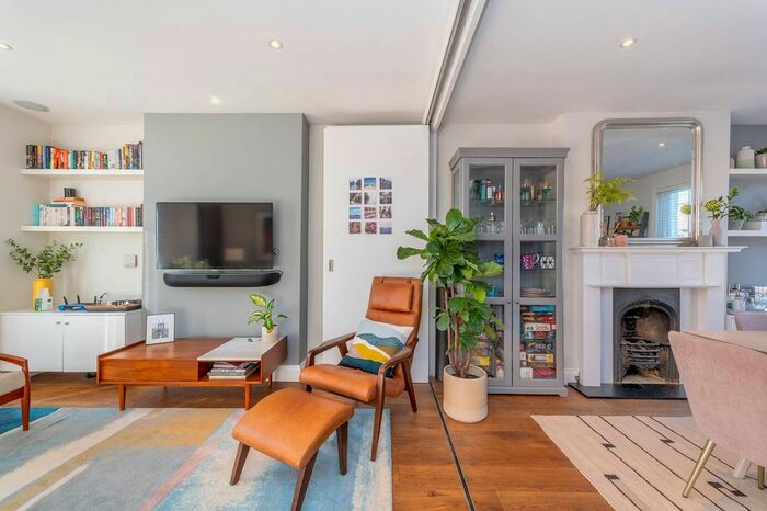 2 Bedroom Flat To Rent In Heathfield Gardens, Chiswick, London, W4