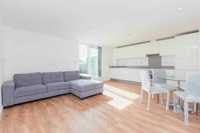 4 Bedroom Flat To Rent In Sydney Road, Enfield Town, EN2