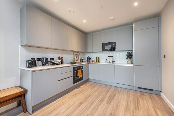 1 Bedroom Flat For Sale In Park North, Stamford Road, N15
