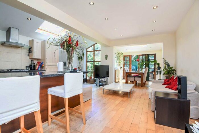 2 Bedroom Flat To Rent In Cavendish Road, London, SW12