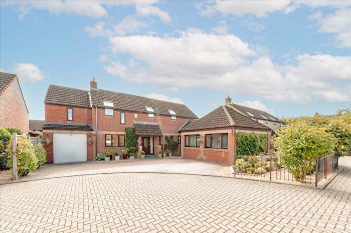 4 Bedroom Detached House For Sale In Abraham Close, Willen Park, Milton Keynes, MK15