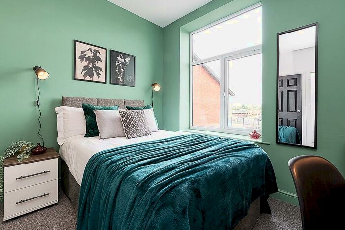 8 Bedroom House Of Multiple Occupation To Rent In Parsons Lane, Bury, BL9