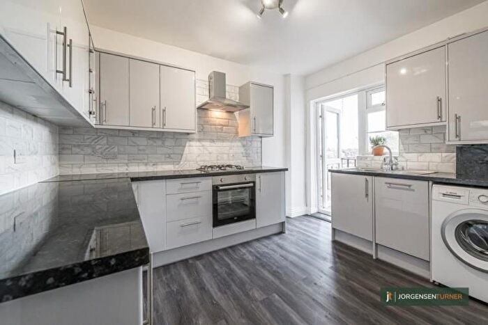 3 Bedroom Flat To Rent In Hanover Court, Shepherds Bush, W12