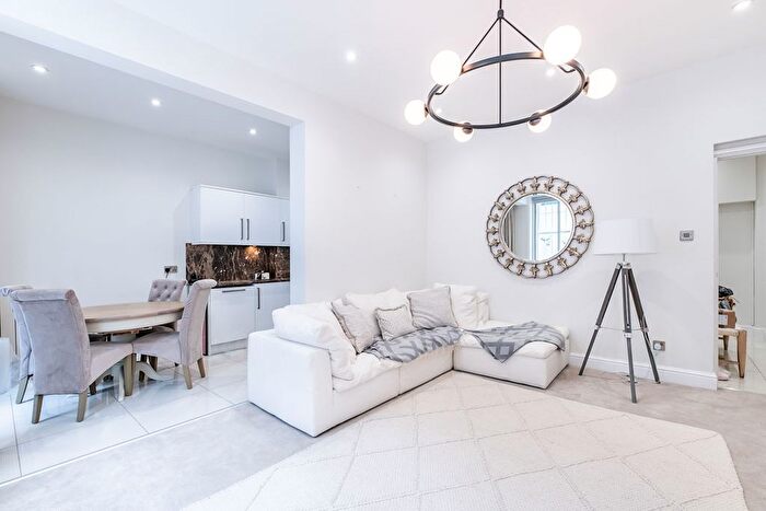 2 Bedroom Flat To Rent In Nottingham Place, London, W1U