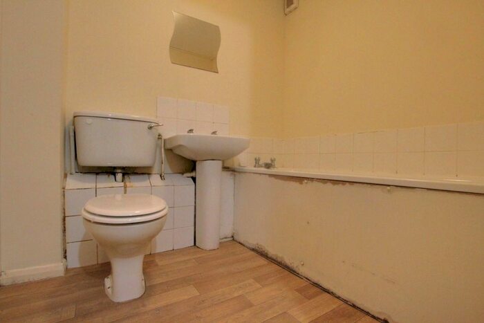 Detached House To Rent In Dunnock Close, London N9