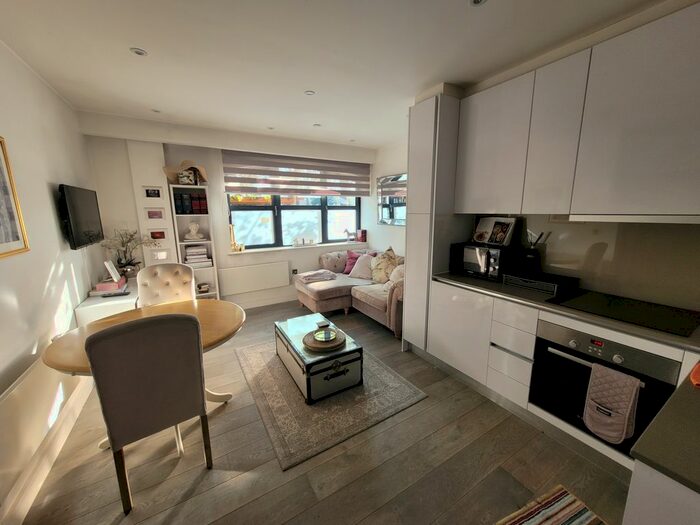 1 Bedroom Flat To Rent In The Grove, Slough, SL1