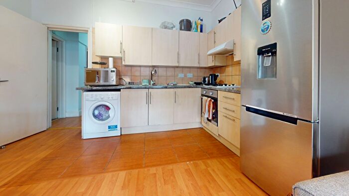 3 Bedroom Flat To Rent In Montana Road, London, SW17