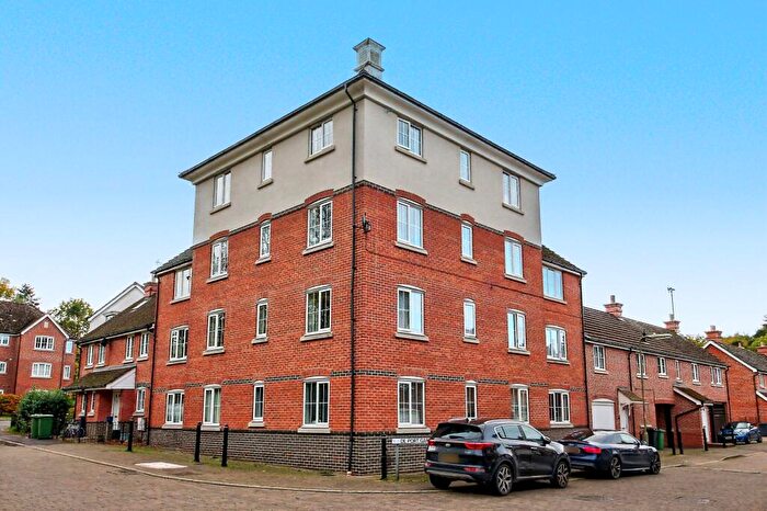 2 Bedroom Apartment For Sale In De Port Gardens, Basingstoke, RG24