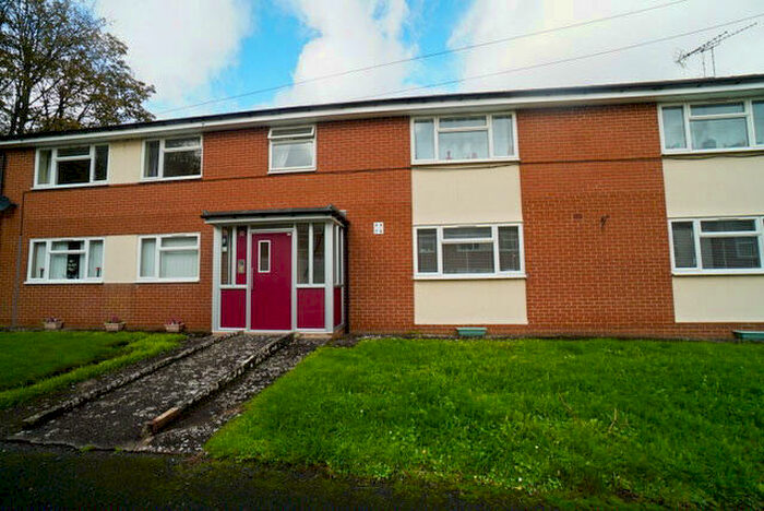 1 Bedroom Flat To Rent In Bank Street, LL11