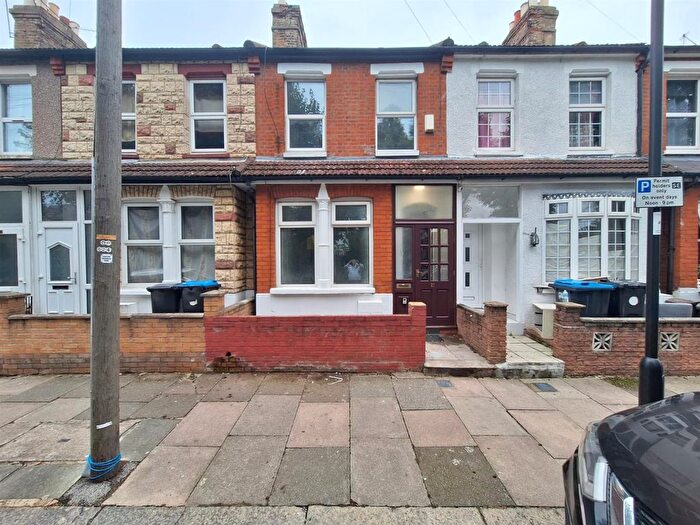 3 Bedroom End Of Terrace House To Rent In Ascot Road, London, N18