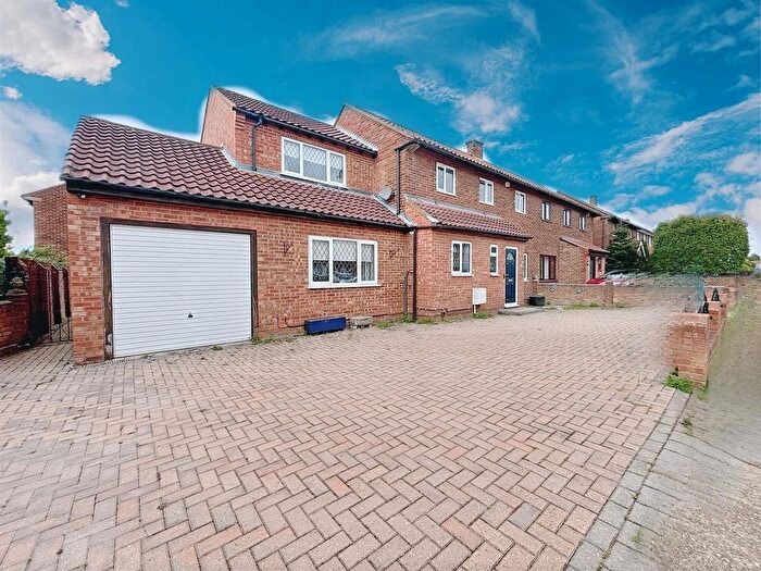 4 Bedroom Semi-Detached House For Sale In Giffords Cross Avenue, Corringham, SS17