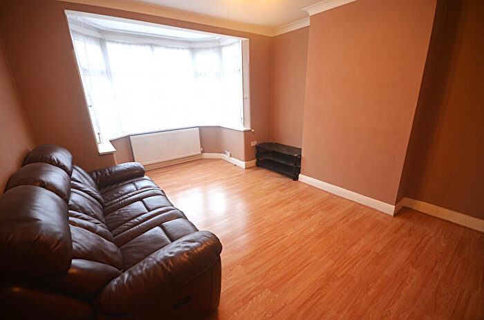 3 Bedroom End Of Terrace House To Rent In Kenwood Gardens, IG2