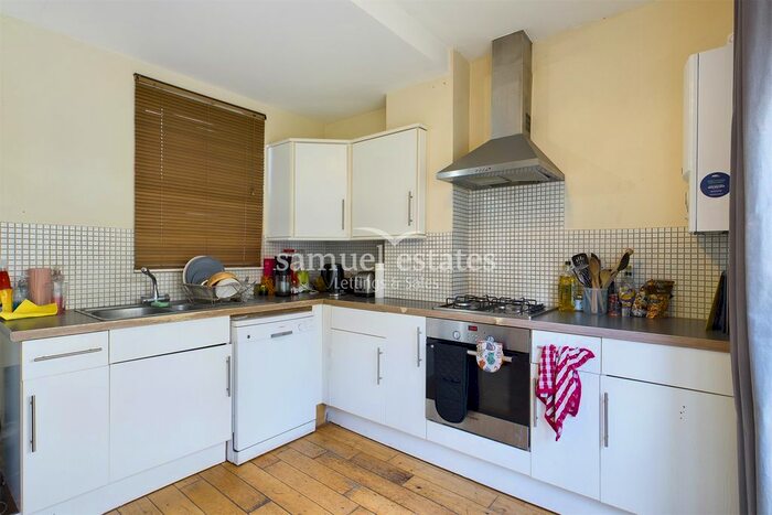 3 Bedroom Flat To Rent In Dafforne Road, Tooting Bec, SW17
