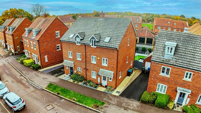 4 Bedroom Semi-Detached House For Sale In Shearwater Road, Hemel Hempstead, HP3