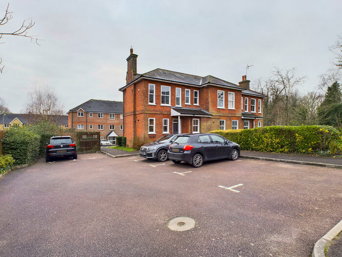 2 Bedroom Ground Maisonette To Rent In Westview Close, Redhill, RH1