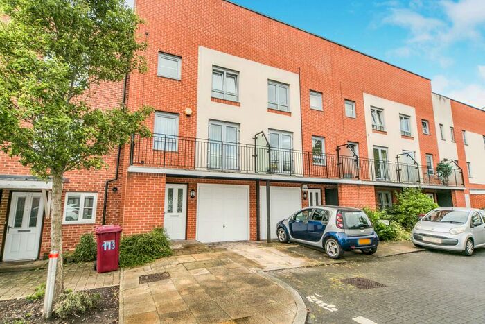 3 Bedroom Town House To Rent In Curzon Street, Reading, RG30