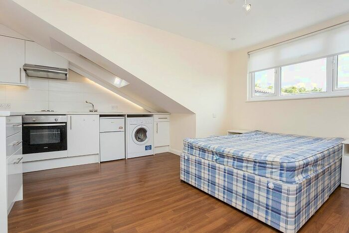 Studio To Rent In Lodge Road, Hendon, London, NW4