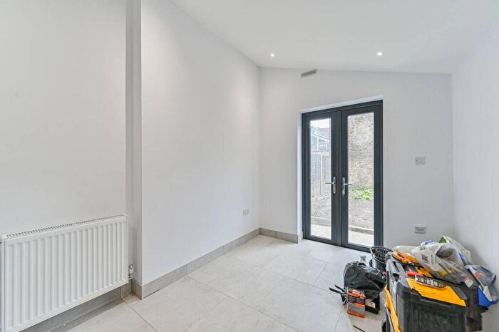 2 Bedroom Flat To Rent In Astbury Road, Peckham, London, SE15