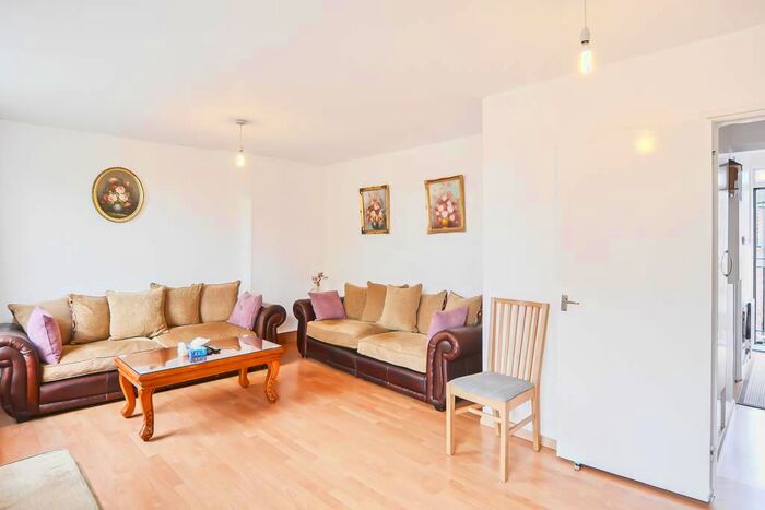3 Bedroom Flat To Rent In Andover Road, London, N7
