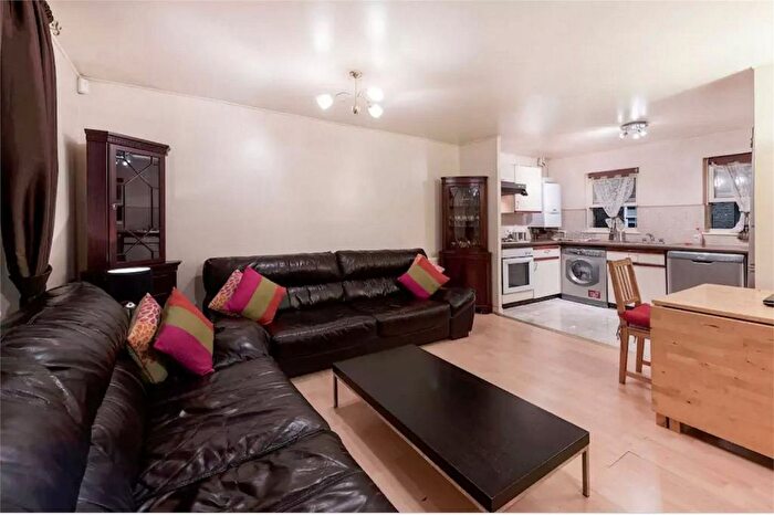 4 Bedroom Semi-Detached House To Rent In Alders Close, Ealing, W5
