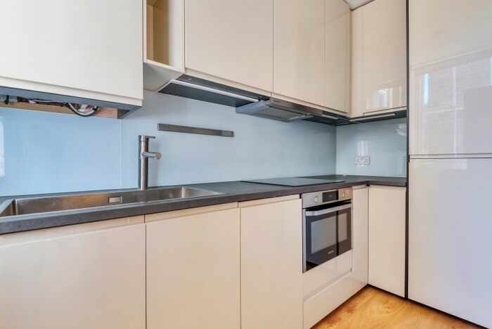 2 Bedroom Flat To Rent In Queensborough Terrace, London, W2