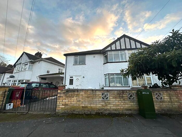4 Bedroom Semi-Detached House To Rent In Slough, Berkshire, SL1