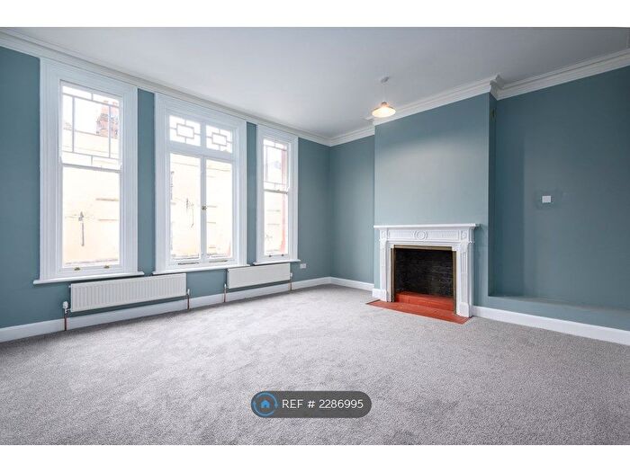 3 Bedroom Maisonette To Rent In High Street, Rochester, ME1