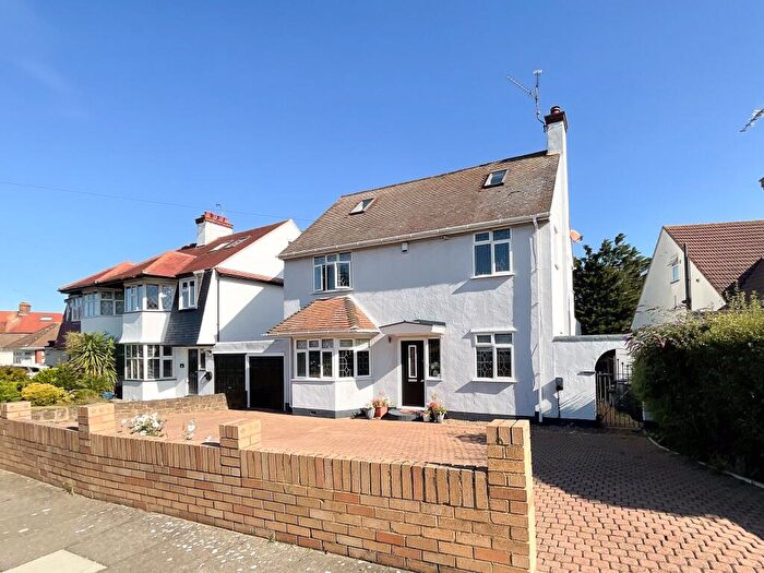 4 Bedroom Detached House For Sale In Taunton Drive, Westcliff-on-Sea, SS0