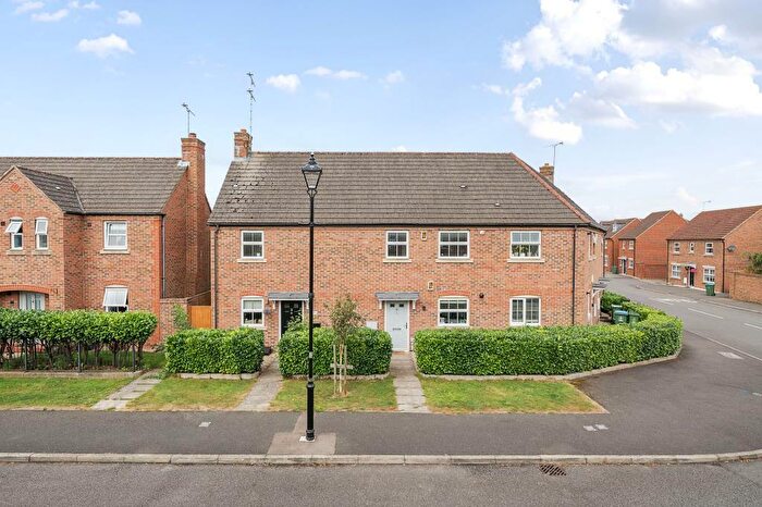 2 Bedroom Maisonette To Rent In Fairford Leys, Aylesbury, HP19