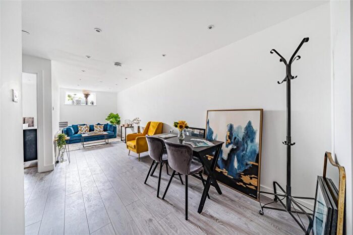 1 Bedroom Flat For Sale In Station Road, Addlestone, Surrey, KT15