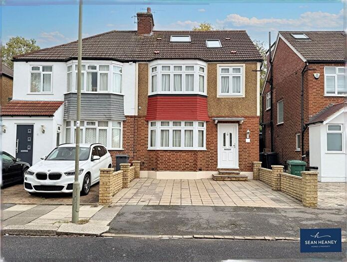 4 Bedroom Semi Detached House For Sale In Fairfield Way, Barnet, EN5