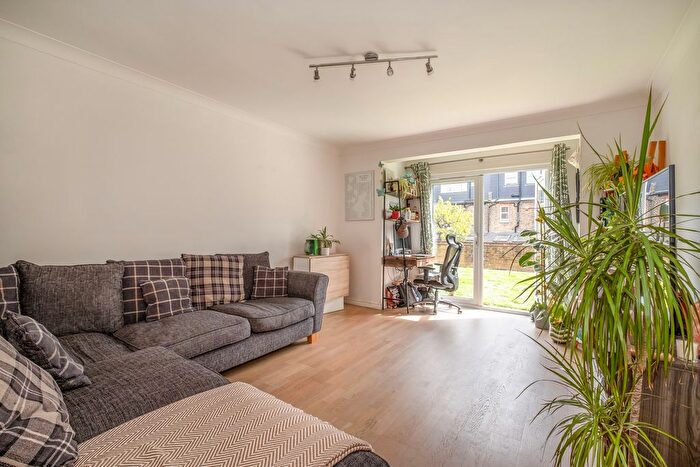 1 Bedroom Flat For Sale In Ravensbury Road, London, SW18