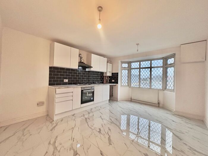 2 Bedroom Flat To Rent In Graham Avenue, Mitcham, Tooting, London, CR4