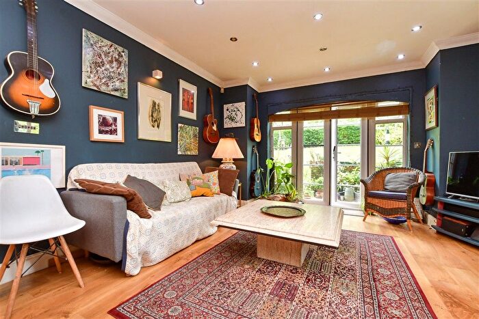 1 Bedroom Flat For Sale In Gatton Park Road, Redhill, Surrey, RH1