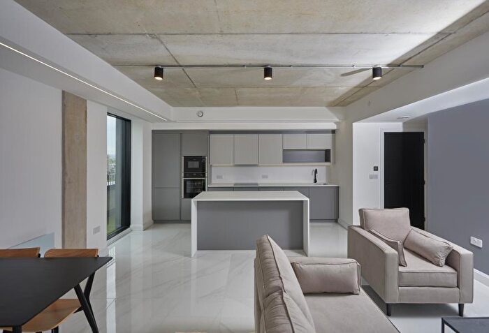 2 Bedroom Apartment To Rent In Apt . :: One Silk Street, M4