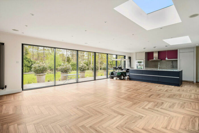 4 Bedroom Detached Bungalow To Rent In Shepley End, Wentworth, SL5