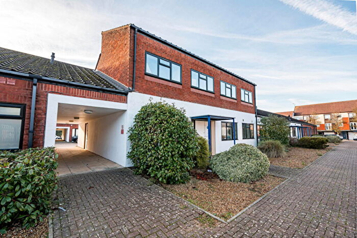 2 Bedroom Flat To Rent In Walker Avenue, Wolverton Mill, MK12