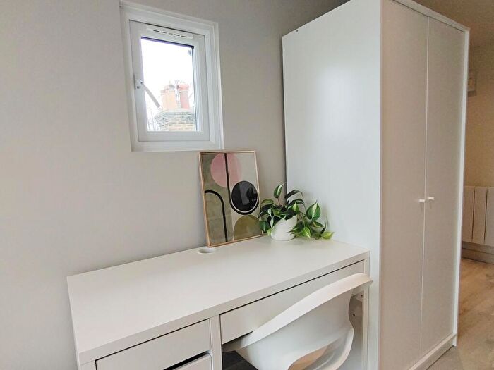 1 Bedroom Flat To Rent In Villiers Road, KT1