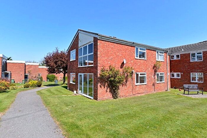 2 Bedroom Flat For Sale In Windsor Close, Guildford, Surrey, GU2