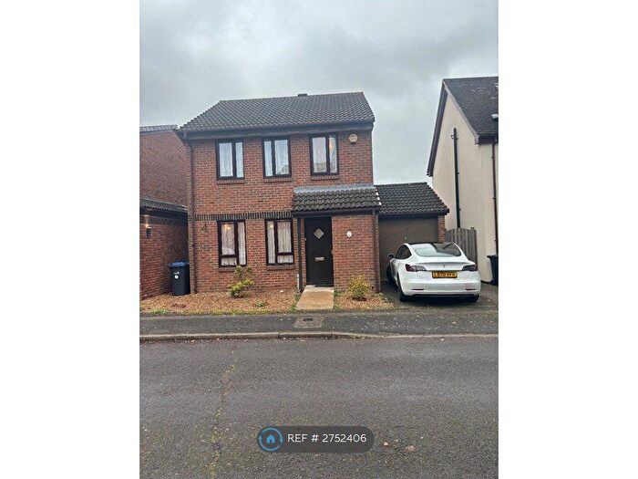 3 Bedroom Detached House To Rent In Chasewood Avenue, Enfield, EN2