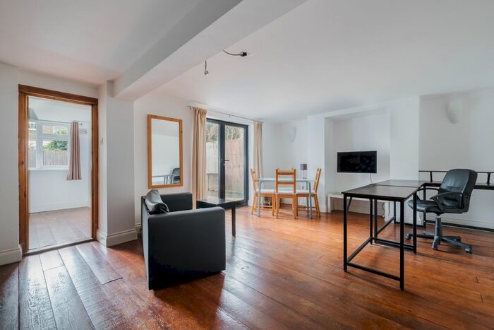 2 Bedroom Flat To Rent In Barnsbury Terrace, London, N1