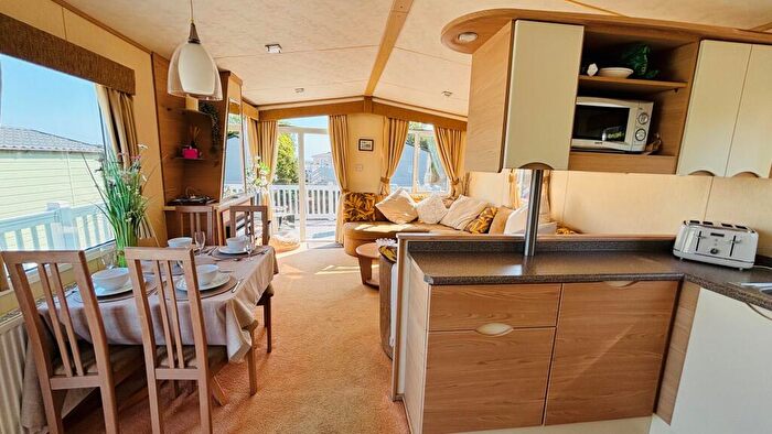 2 Bedroom Mobile Home For Sale In Swanage Coastal Park, Priests Road, Swanage, Dorset, BH19 - Photo 10