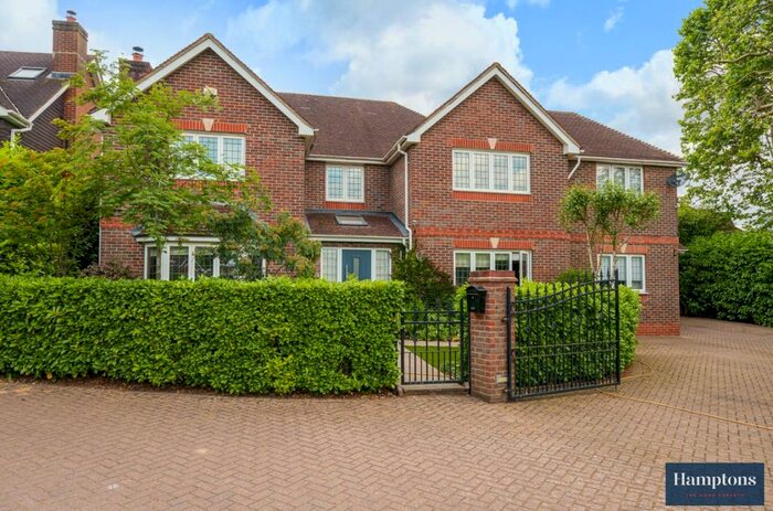 5 Bedroom Detached House To Rent In Roman Way, Carshalton, SM5