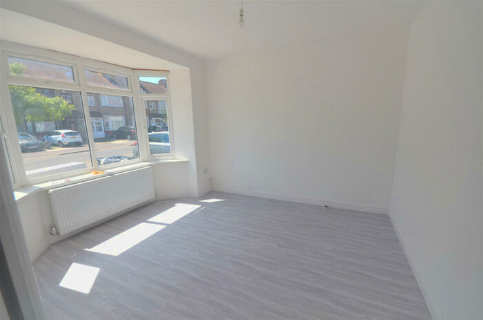 5 Bedroom Semi-Detached House To Rent In Gantshill Crescent, Ilford, IG2