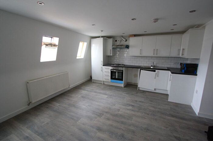 3 Bedroom Flat To Rent In Walworth Road, Walworth, SE17