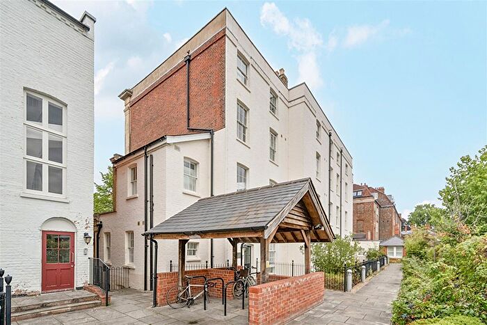 2 Bedroom Flat For Sale In London Road, Reading, Berkshire, RG1